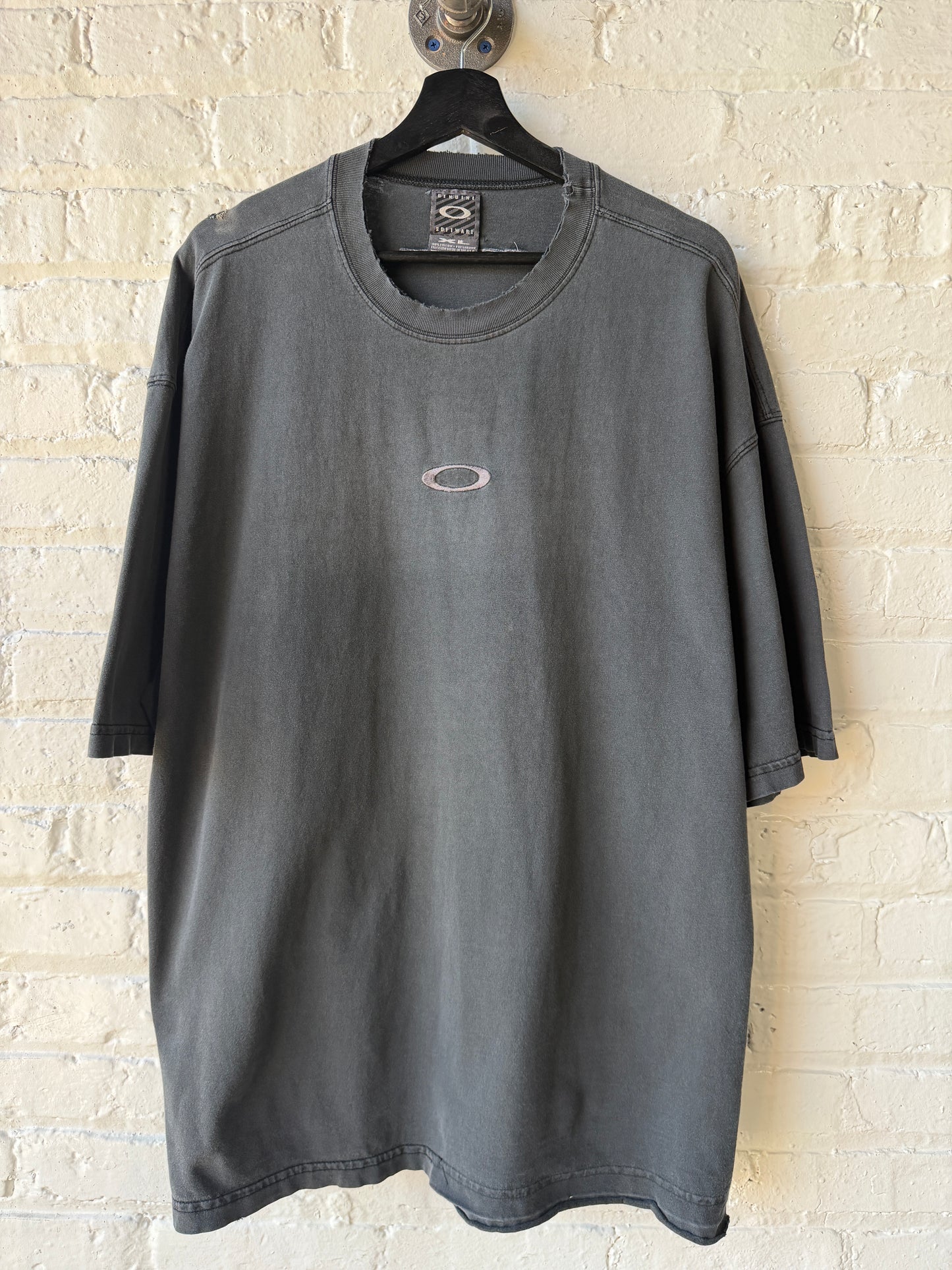 Vintage Oakley Software Embroidered Center Logo Distressed Shirt Size XL (Fits 2XL)