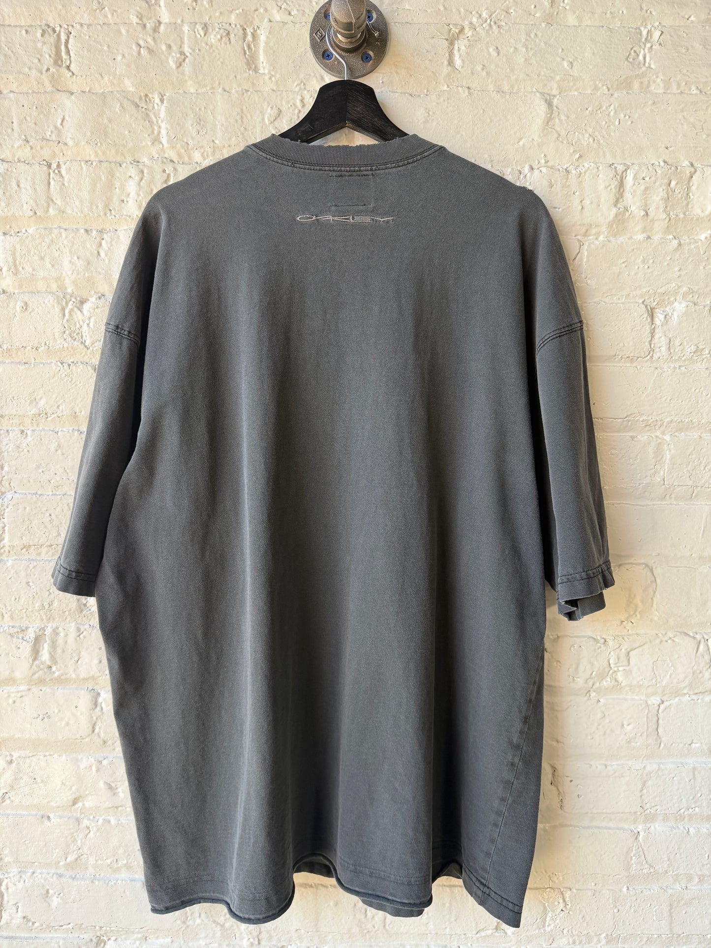 Vintage Oakley Software Embroidered Center Logo Distressed Shirt Size XL (Fits 2XL)