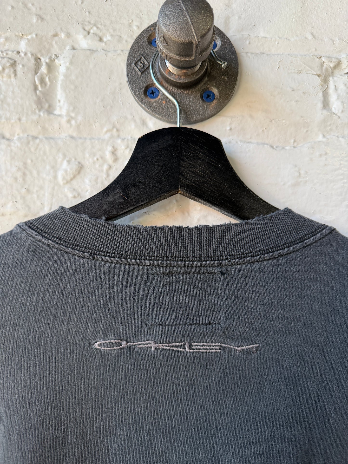 Vintage Oakley Software Embroidered Center Logo Distressed Shirt Size XL (Fits 2XL)